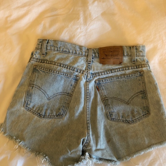 Vintage light wash Levi cut-offs - Picture 3 of 5